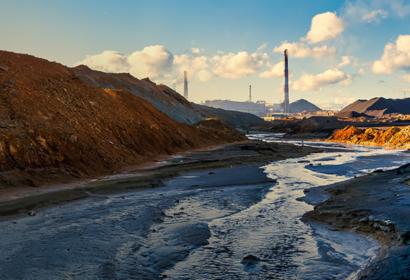 Landschaftsbild zeigt industrielle Verschmutzung