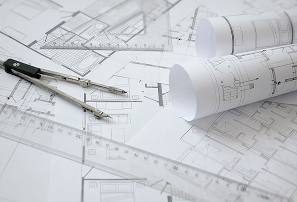 Zirkel, Geodreieck und Lineal auf Bauplänen