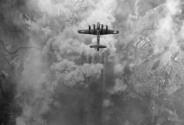 Bomber über rauchverhüllter Landschaft von oben