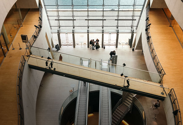 große Eingangshalle im Bürogebäude