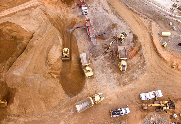 Bagger auf Großbaustelle von oben