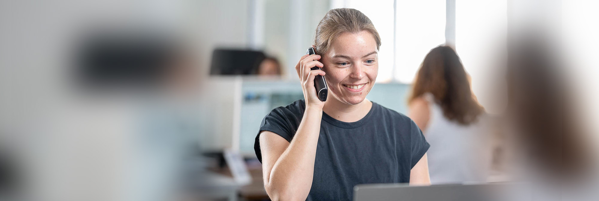 Frau am Telefon