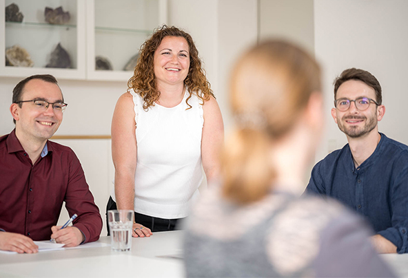 4 Personen bei einer Besprechung